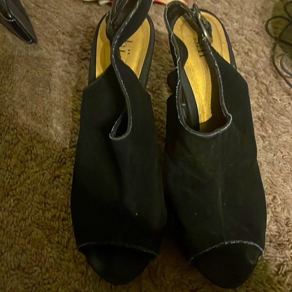 Black wedges